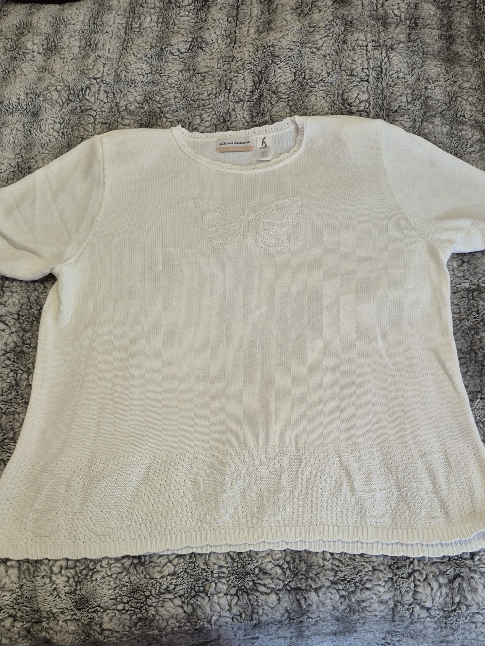 Alfred Dunner 🖤 White Short-Sleeve Knit Sweater with Subtle Butterfly Detail